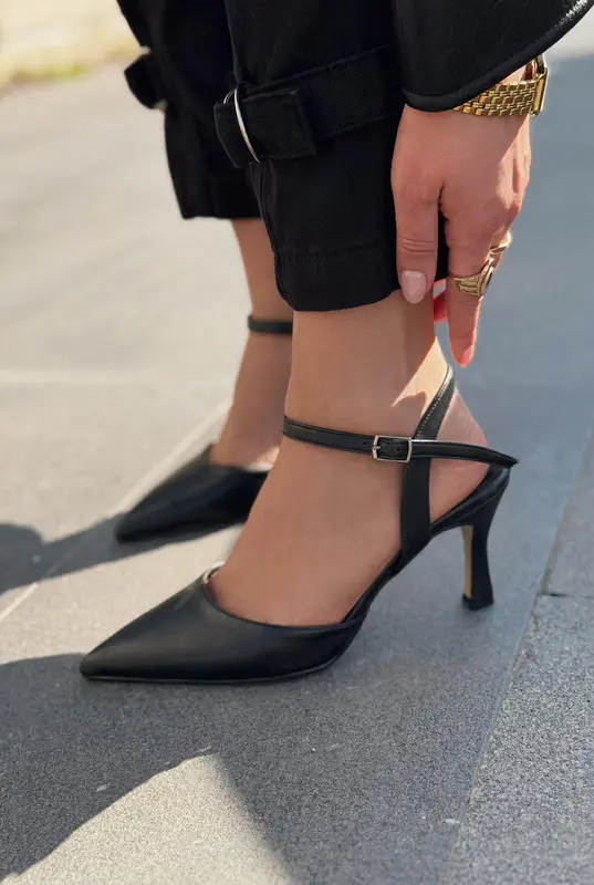 Beloria Siyah Mat Deri Kadın Stiletto