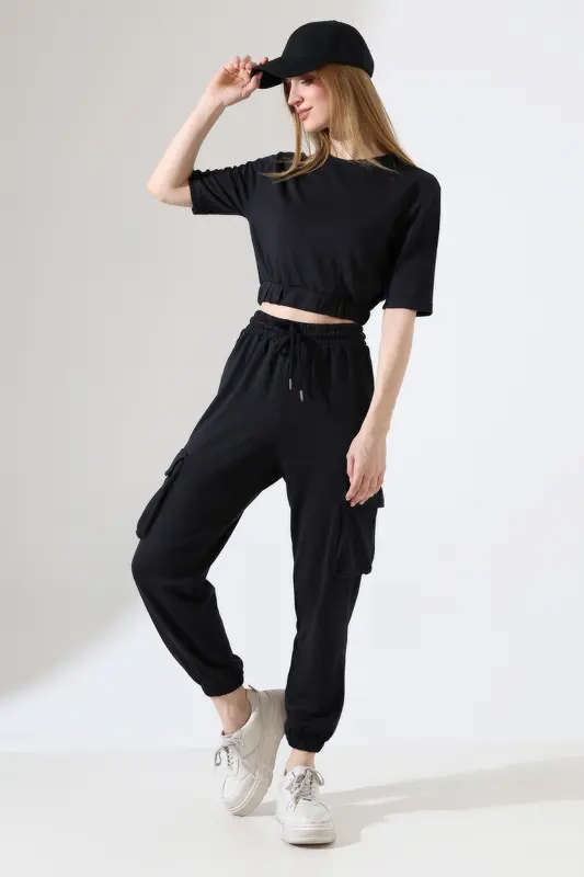 Kadın Siyah Crop Kargo Cepli Jogger Eşofman Takımı