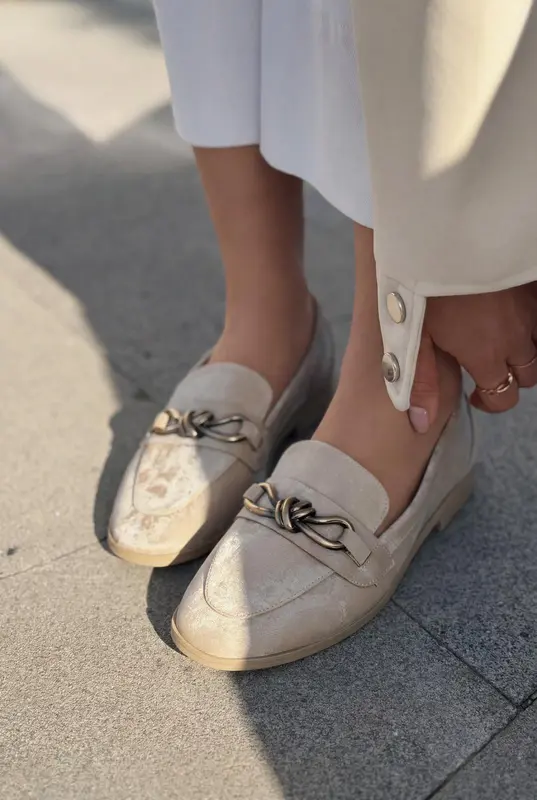 Kastora Bej Eskitilmiş Kadife Kadın Loafer