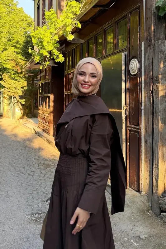 Kübra Koç'un Tercihi Poplin Şal Detaylı Bluz-Kahverengi