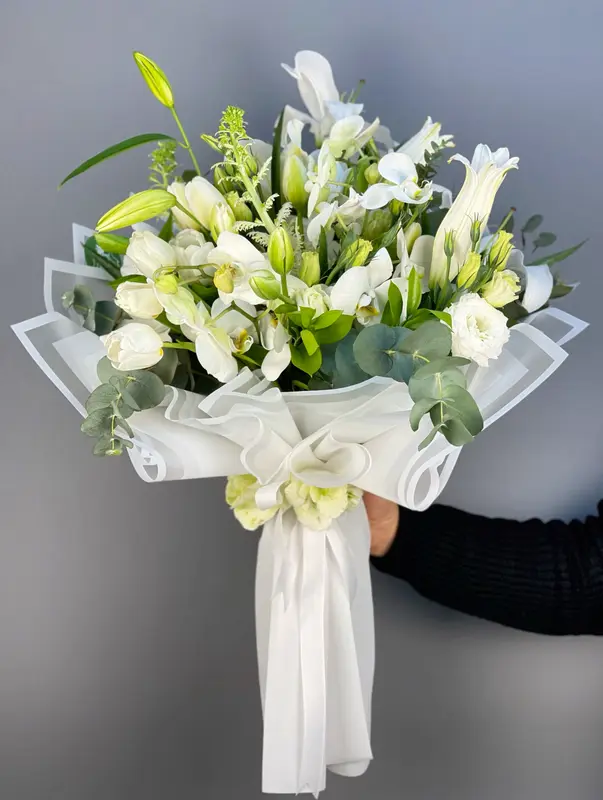 Opulent White Enchantment Buketi